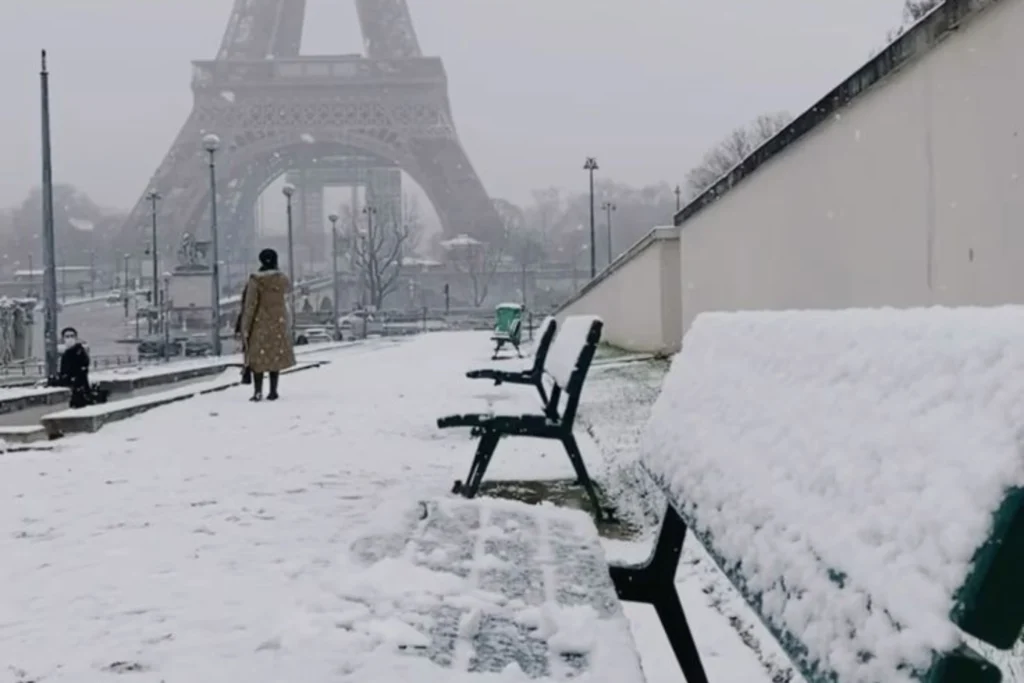 Does It Snow in Paris